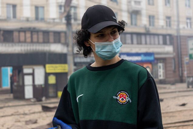 'Не зміг залишитися осторонь': у Дніпрі 14-літній підліток допомагав рятувати постраждалих після атаки РФ. Фото і відео