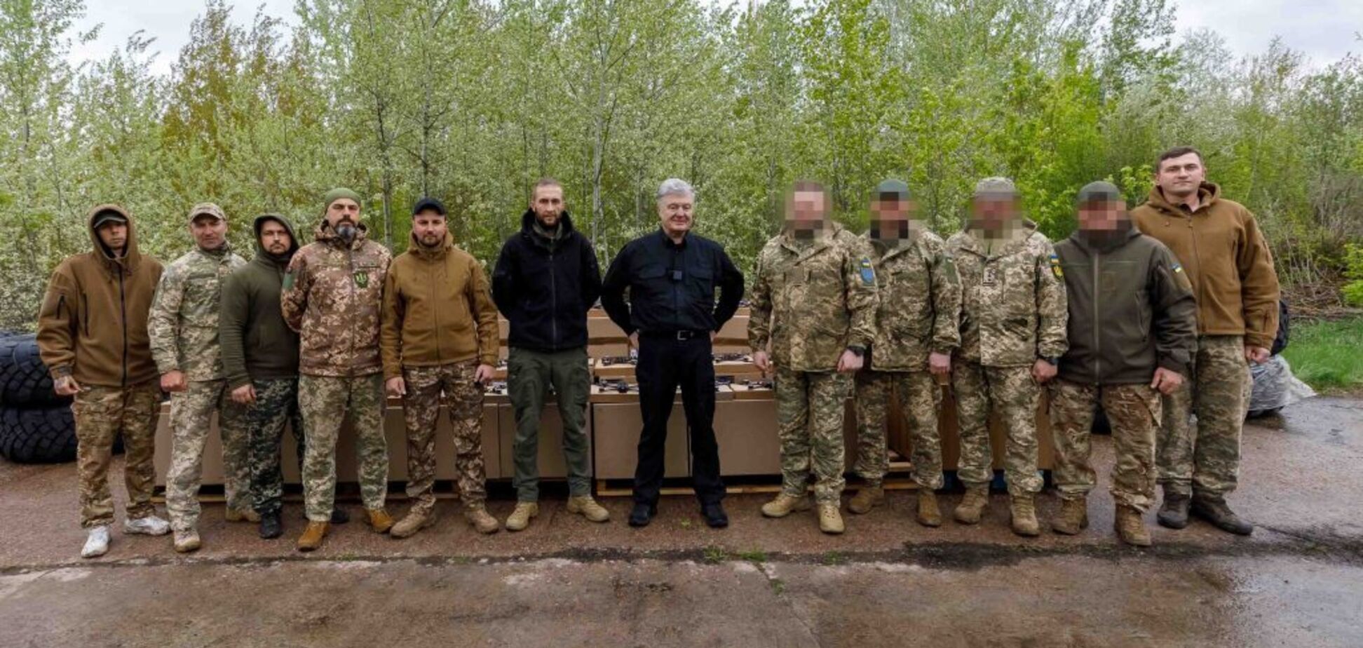 Порошенко привіз партію потужних ударних дронів 'Мамонт' бійцям, які рік тримали оборону Авдіївки