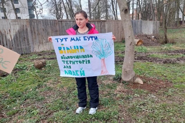 В Івано-Франківську містяни протестують проти будівництва церкви в рекреаційній зоні: священники подали заяву в поліцію. Фото і відео