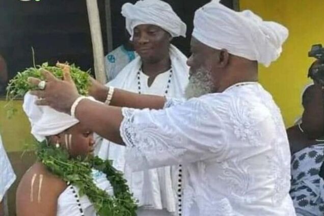 В Гане 63-летний священник женился на 12-летней девушке: мужчина выбрал невесту, когда ей было всего 6. Фото и подробности