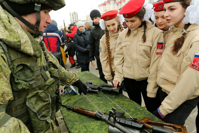 'Промивали мізки' дітям: окупанти провели мілітаристський форум серед підлітків у Маріуполі – ЦНС