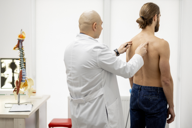 С какими болезнями спины не могут мобилизовать украинцев в апреле: полный список