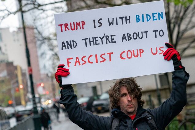 Прихильник Трампа вчинв самопідпал біля суду в Нью-Йорку: приїхав аж з Флориди