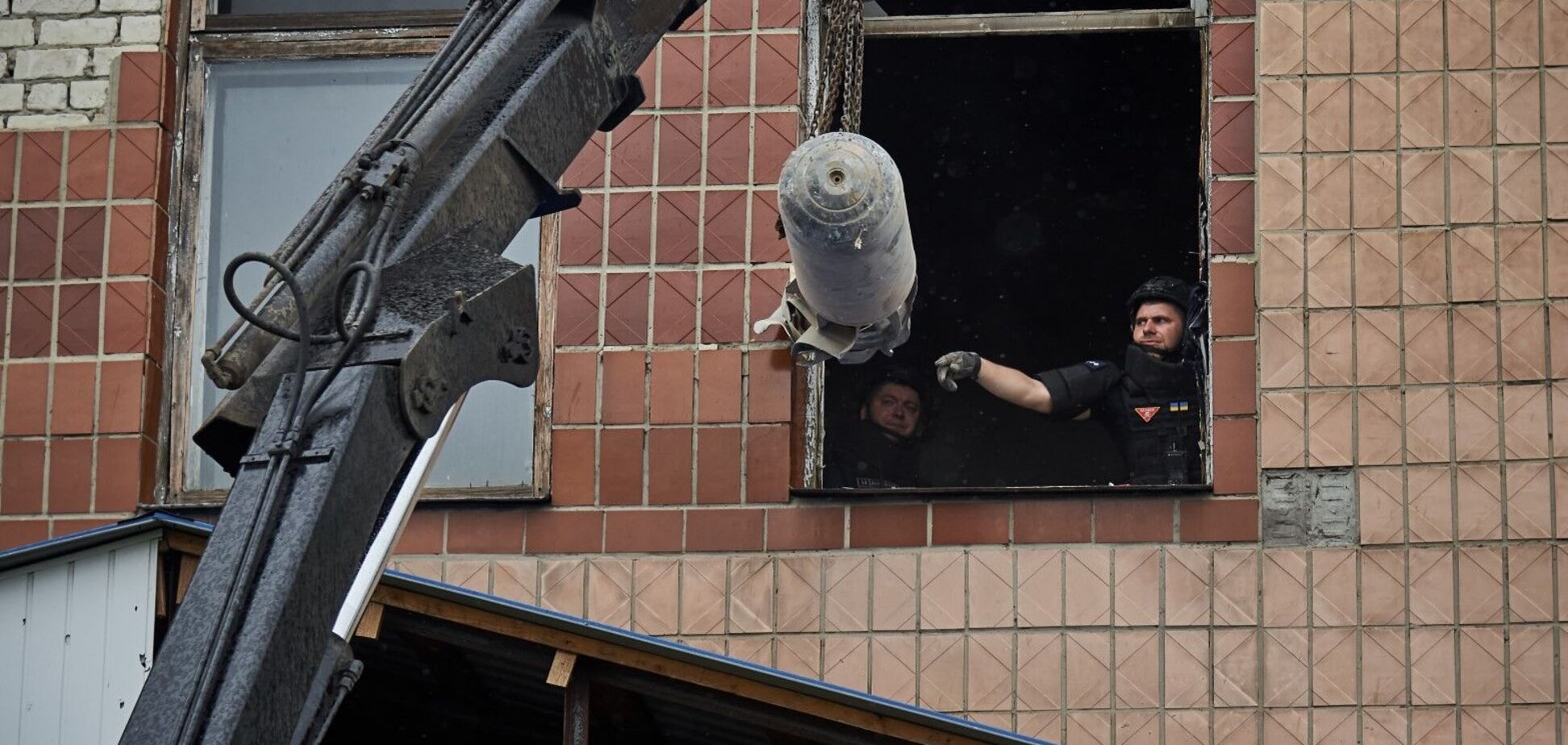 Попала в гражданское помещение, но не сдетонировала: на Харьковщине обезвредили 250-килограммовую управляемую авиабомбу. Видео