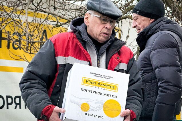 Переселенці з Луганщини в Одесі отримують продуктову допомогу від Фонду Ріната Ахметова