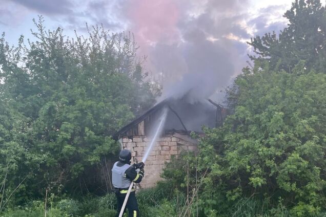 Оккупанты атаковали Днепропетровщину, из-за падения обломков сбитой ракеты произошел пожар. Фото