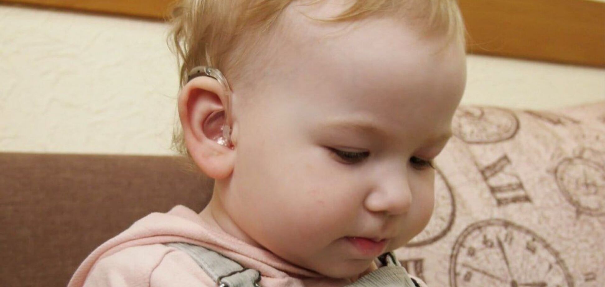 Маленькі Міла та Ангеліна з Маріуполя отримали суперсучасні слухові апарати від Фонду Ріната Ахметова