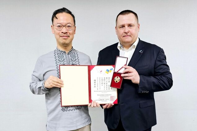 Профессор и украинист Окабе Йошихико вручил мэру Днепра Филатову награду за развитие украино-японских отношений