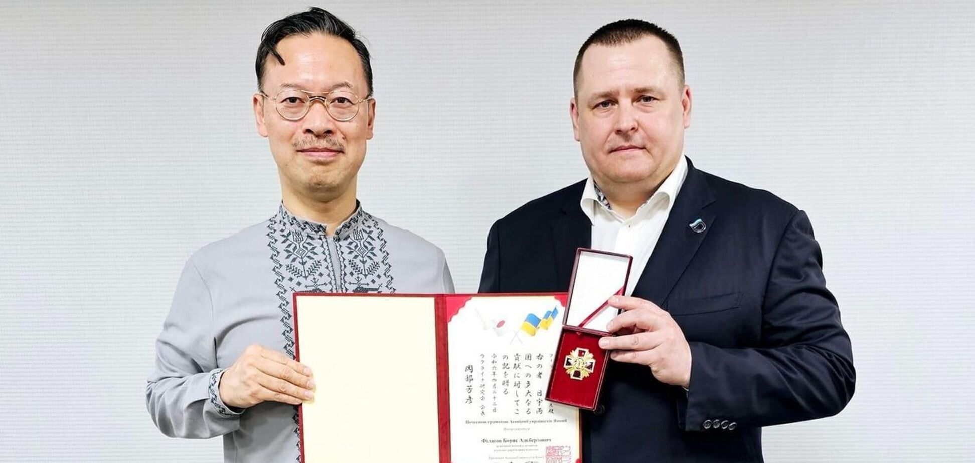 Профессор и украинист Окабе Йошихико вручил мэру Днепра Филатову награду за развитие украино-японских отношений