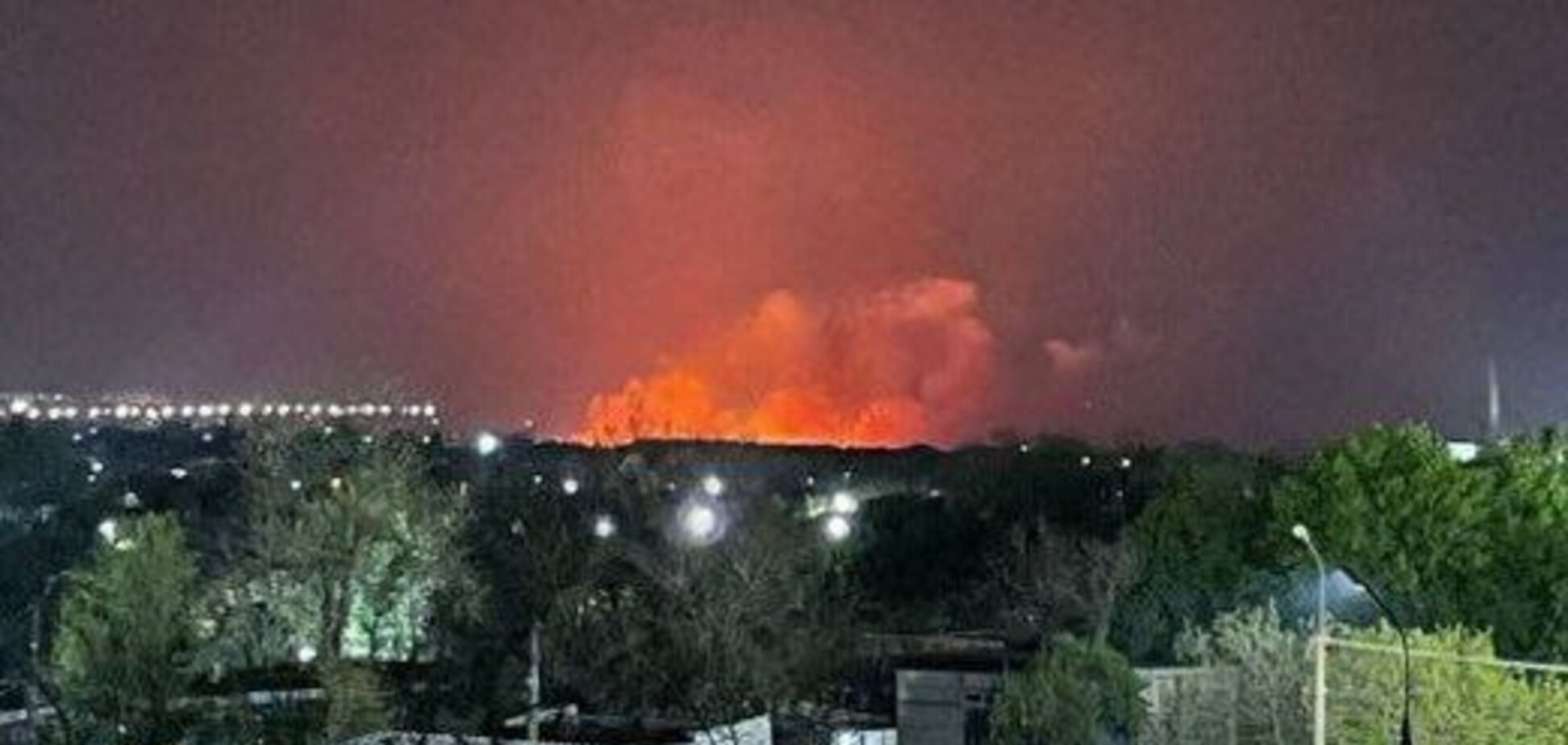 'Не прилет': в оккупированном Мариуполе вспыхнул загадочный пожар во время дождя. Фото
