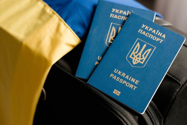 За кордоном перестали видавати паспорти військовозобов’язаним українцям: Чалий вказав на головну нестиковку