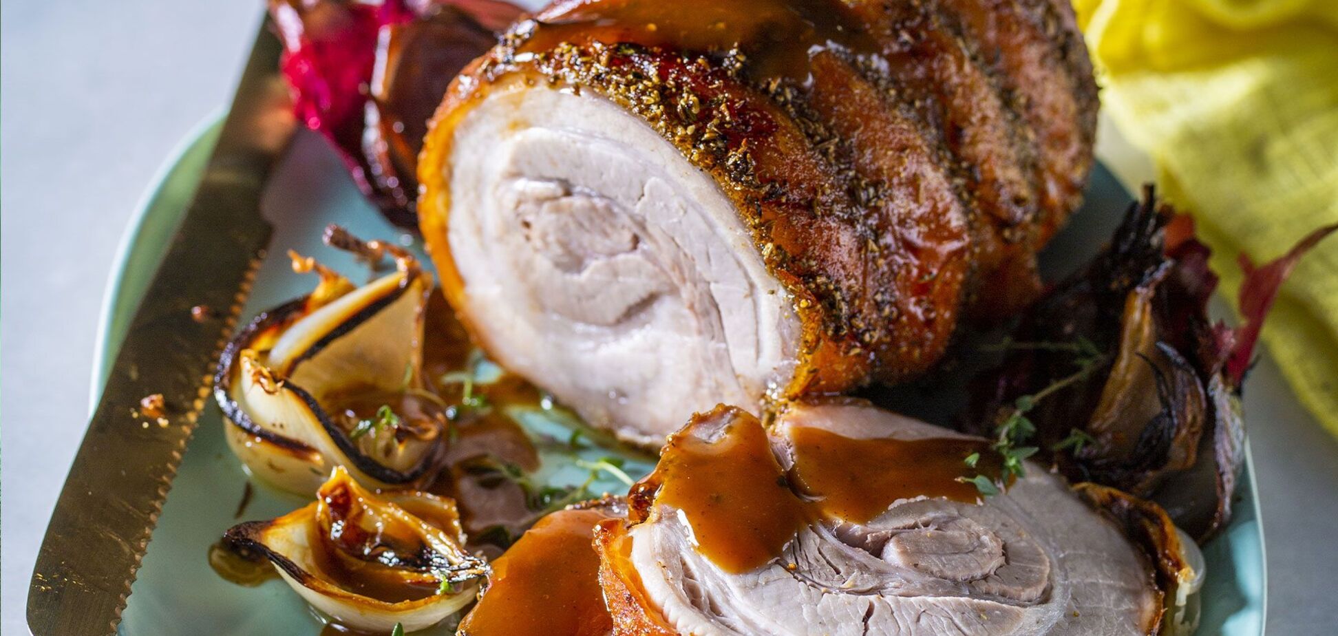 Запеченный рулет из свинины со специями и чесноком: как приготовить праздничное блюдо на Пасху