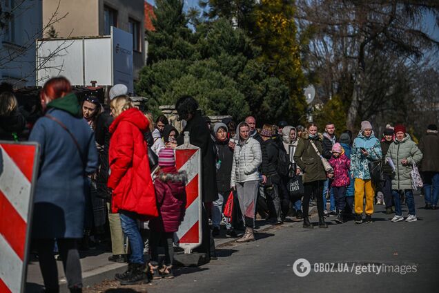 Помста, порушення Конституції чи законні дії з мобілізації: до чого призведуть консульські обмеження для українців за кордоном