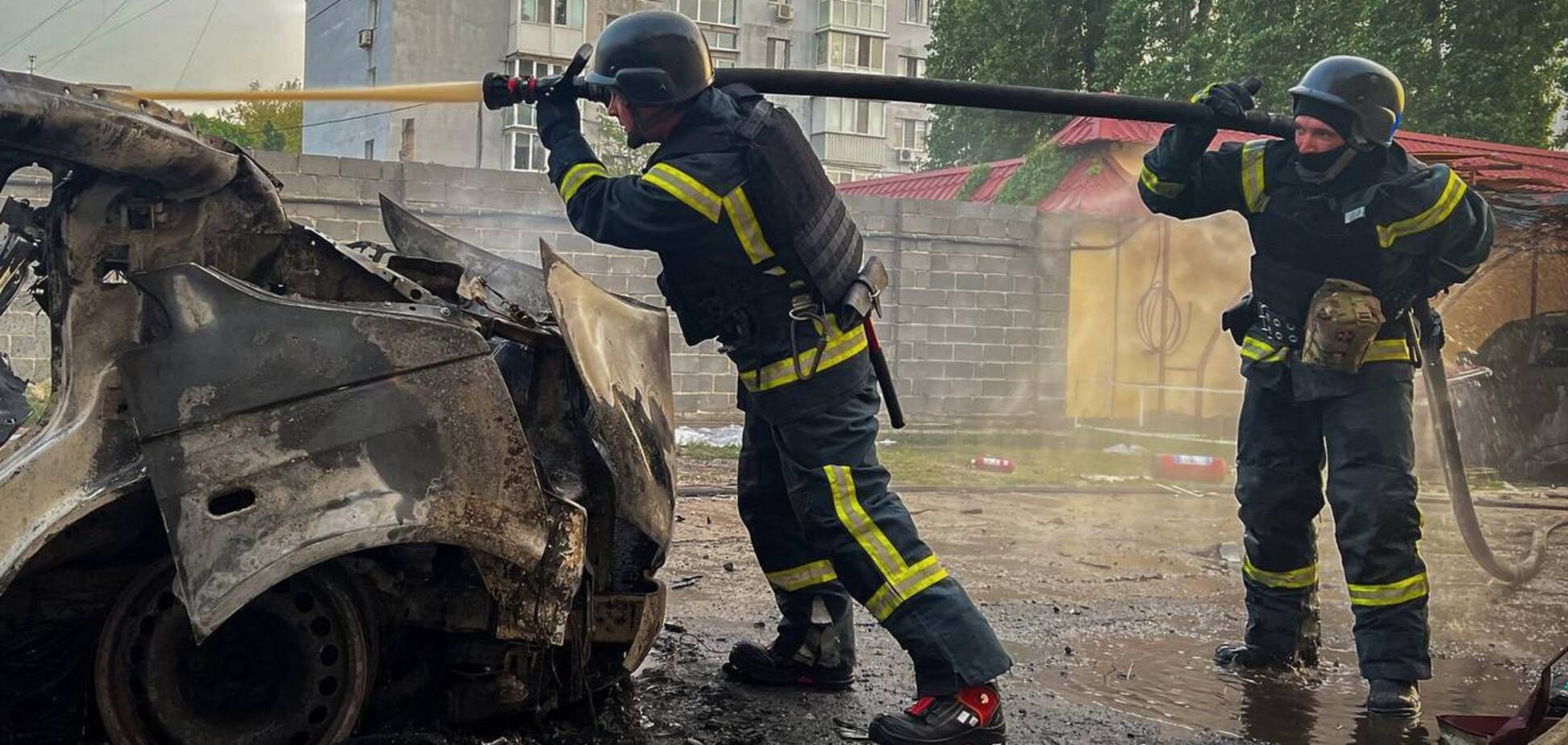 В Николаеве взорвалось неизвестное устройство и вспыхнул пожар: пострадали 5 спасателей. Фото