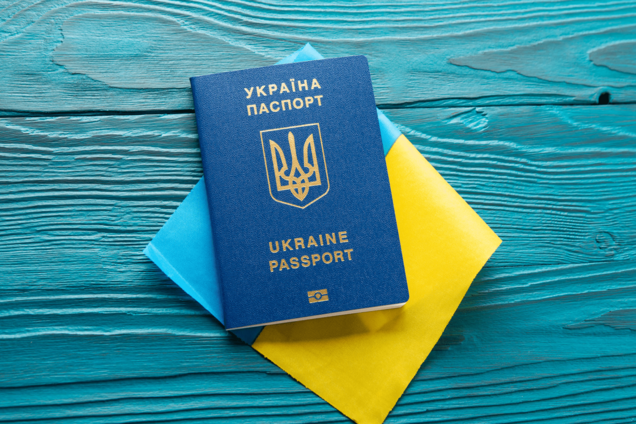 Кабмин запретил выдавать паспорта украинским мужчинам от 18 до 60 лет за границей: кого не касается