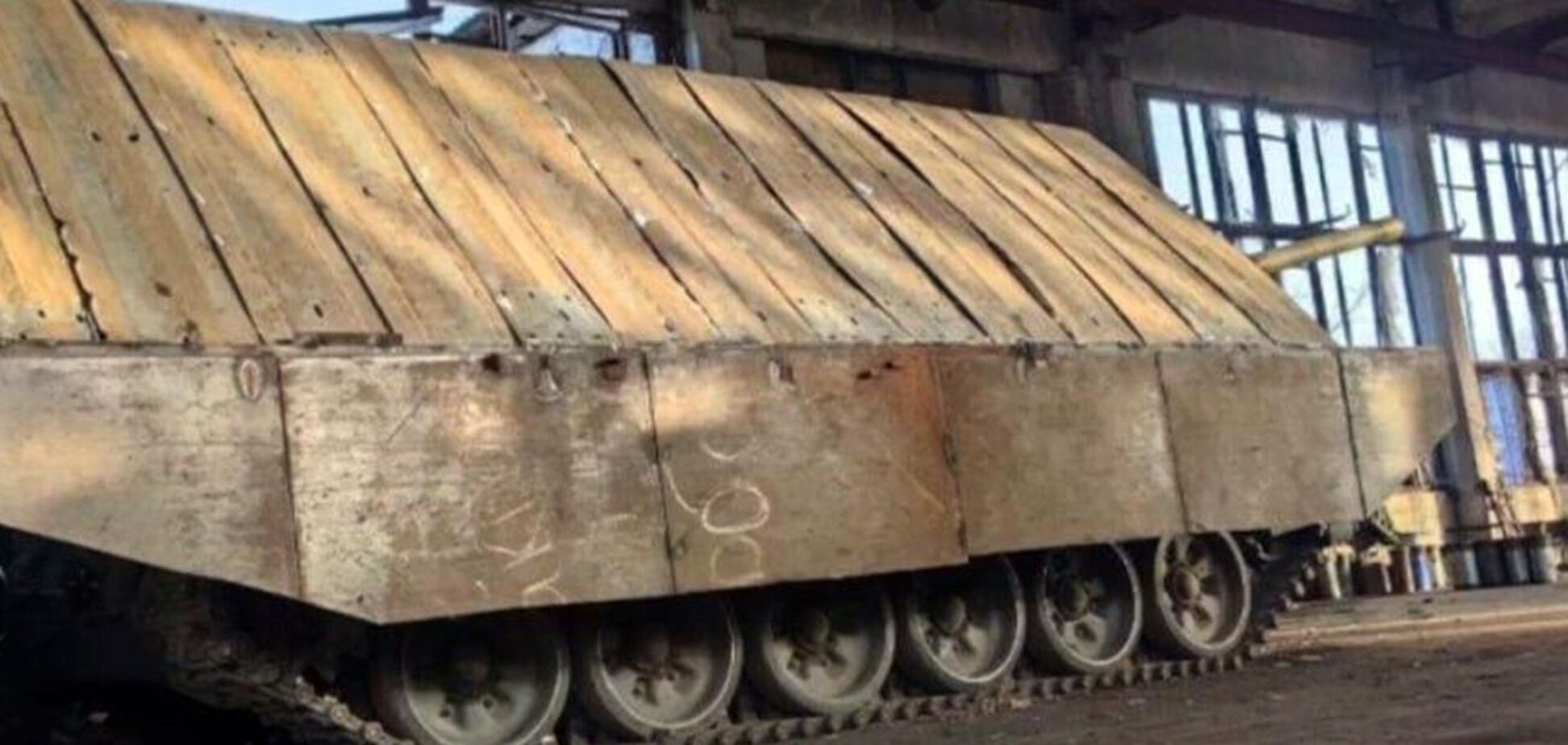 Оккупанты пытаются защитить технику от дронов, 'обшивая' ее деревом: в ВСУ рассказали о тактике врага