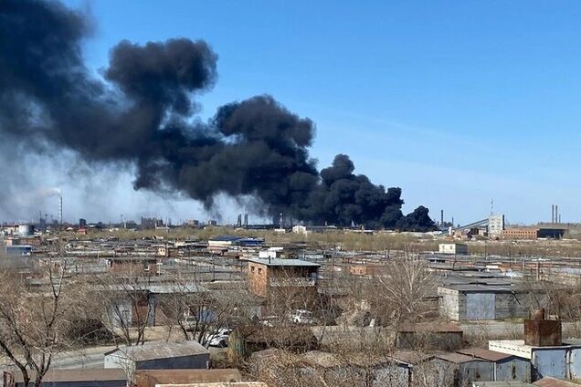 У російському Омську спалахнула потужна пожежа, горять ємності з нафтопродуктами. Фото і відео