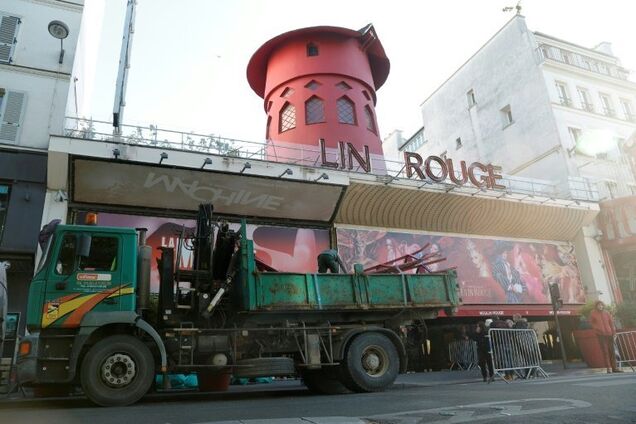 У Парижі впали лопаті знаменитого вітряка кабаре Мулен Руж: з'явились подробиці. Фото 