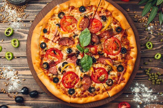 Лінива піца з рідкого тіста: замішувати руками і розкочувати не потрібно