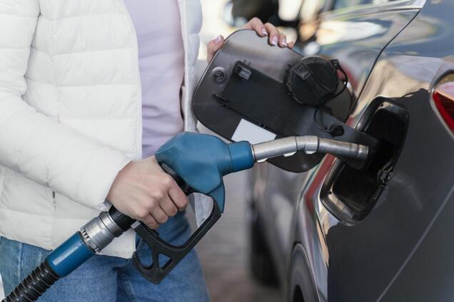 Сколько стоит заправить бак бензином в Украине