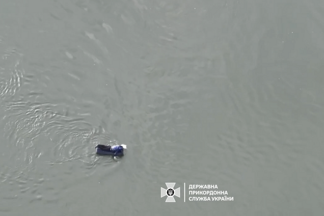 Українець спробував втекти до Молдови на надувному матраці: 'мандрівка' привела до суду. Відео