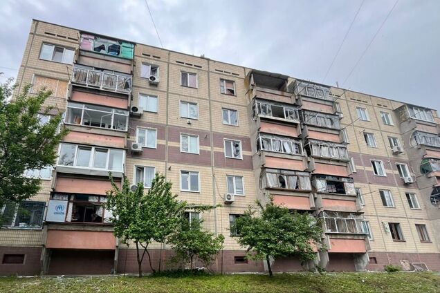 Оккупанты ударили по Никополю, пострадал мужчина и 9-летний мальчик. Фото