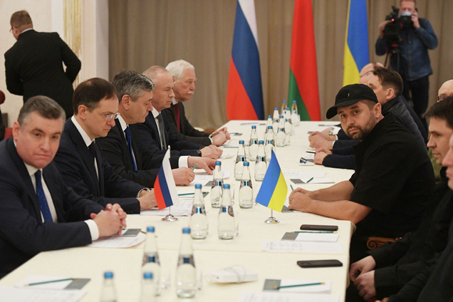 Крым и Донбасс отходили России под 'гарантии' больше не нападать: СМИ обнародовали проект мирного договора 2022 года РФ