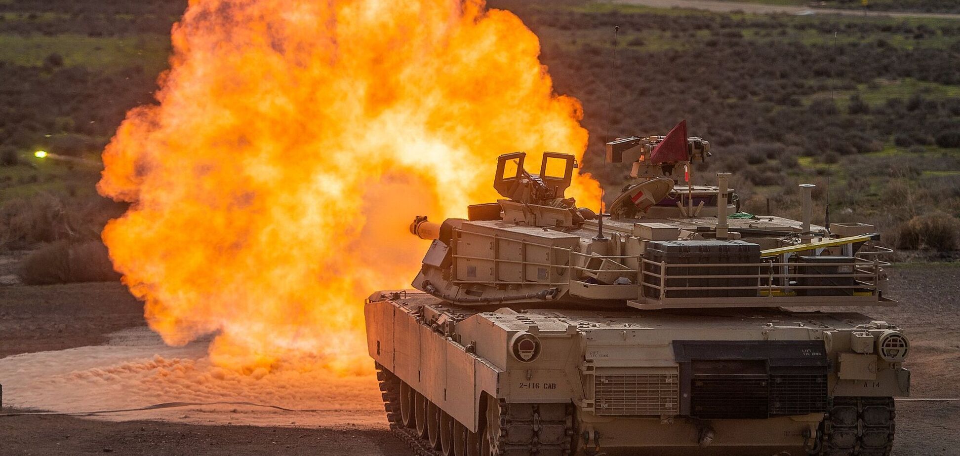 Танк M1 Abrams производит выстрел