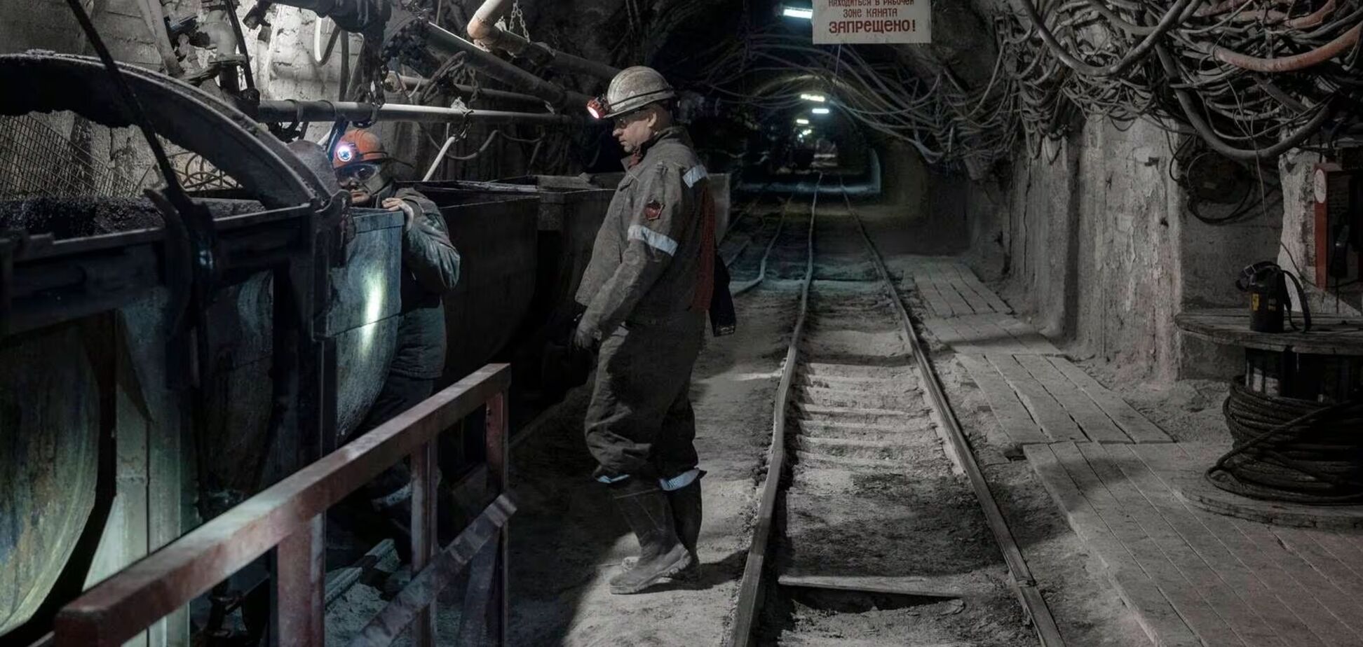 Українські шахтарі продовжують видобувати вугілля за 40 км від лінії фронту – The Irish Times