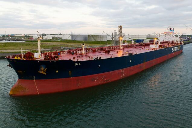 Два нафтові танкери везуть до Індії вантажі з РФ, незважаючи на санкції