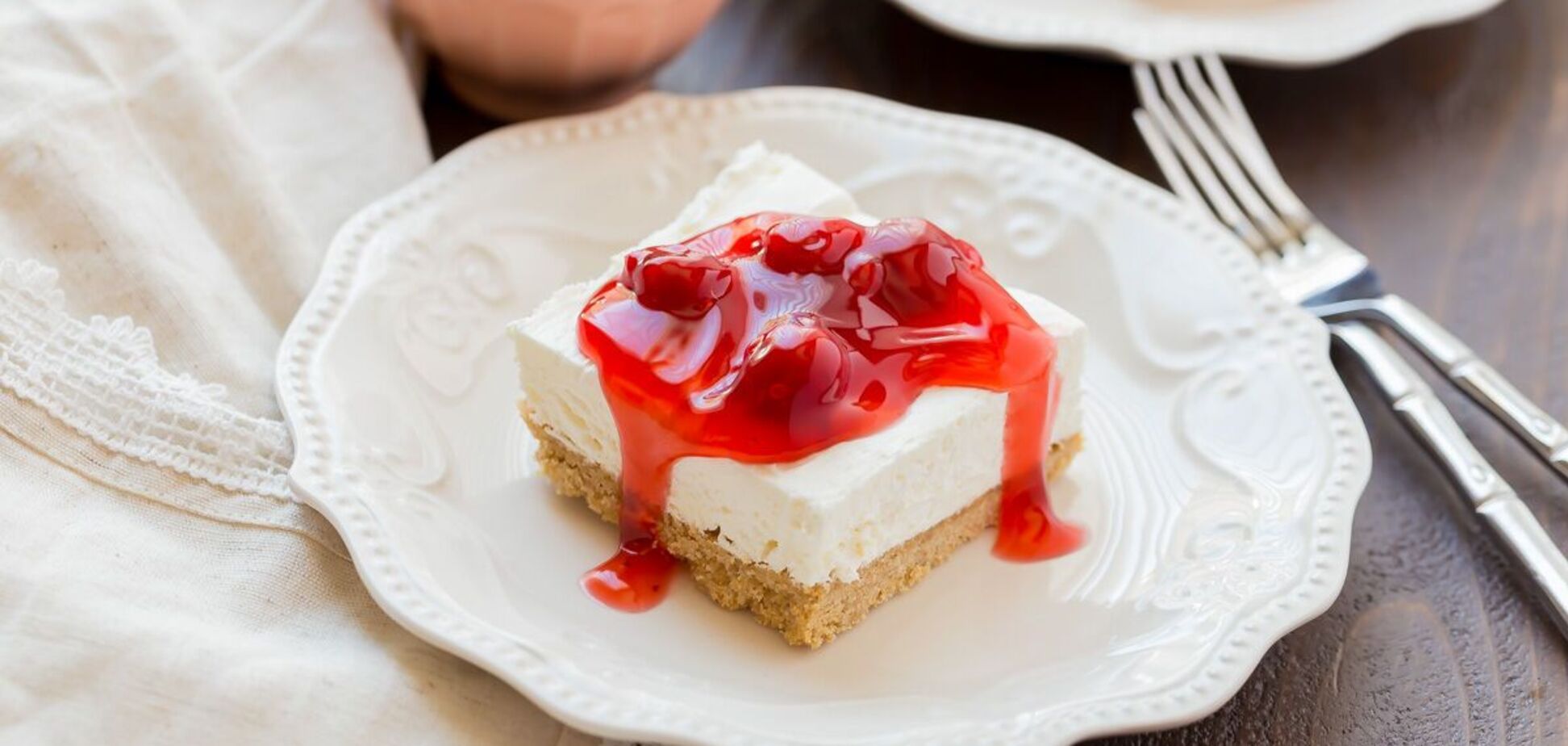 Елементарний сирний десерт з вишнями, який не потрібно випікати: краще від будь-яких калорійних тортів
