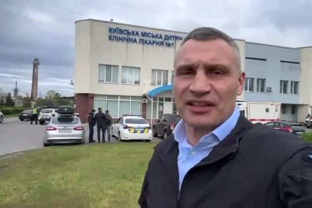 'Всех пациентов и медперсонал вывезли': Кличко показал, как проходила эвакуация двух больниц в Киеве. Видео