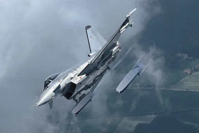Літак Panavia Tornado запускає ракету TAURUS KEPD 350