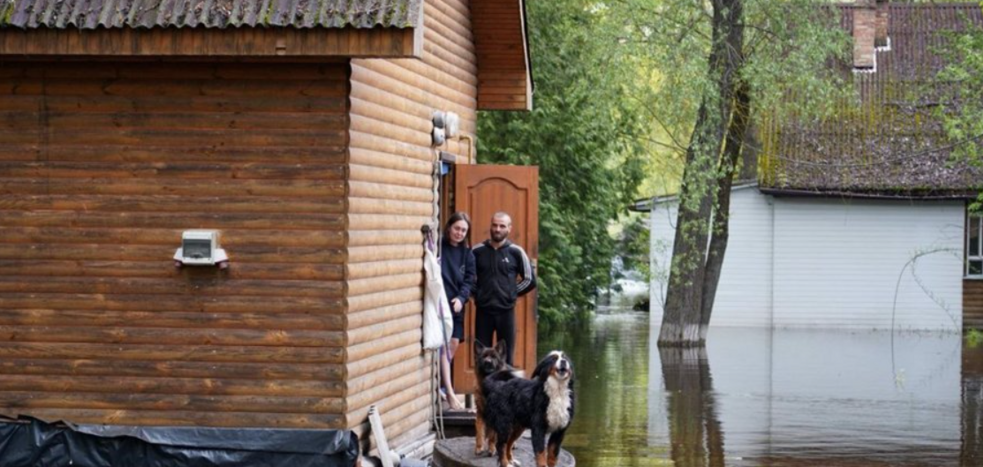 Дома оказались отрезанными от суши: в Черкасской области часть жителей села пришлось эвакуировать из-за подтопления. Фото и видео