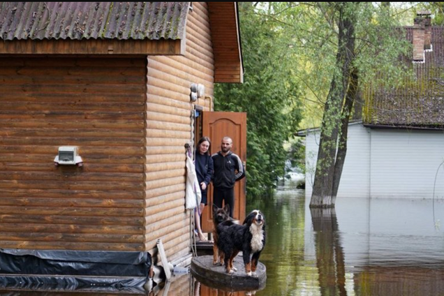 Будинки виявилися відрізаними від суші: на Черкащині частину мешканців села довелося  евакуювати через підтоплення. Фото і відео 