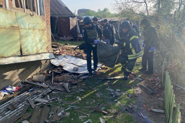На Харківщині з-під завалів після ракетного удару РФ витягли тіло чоловіка: фото