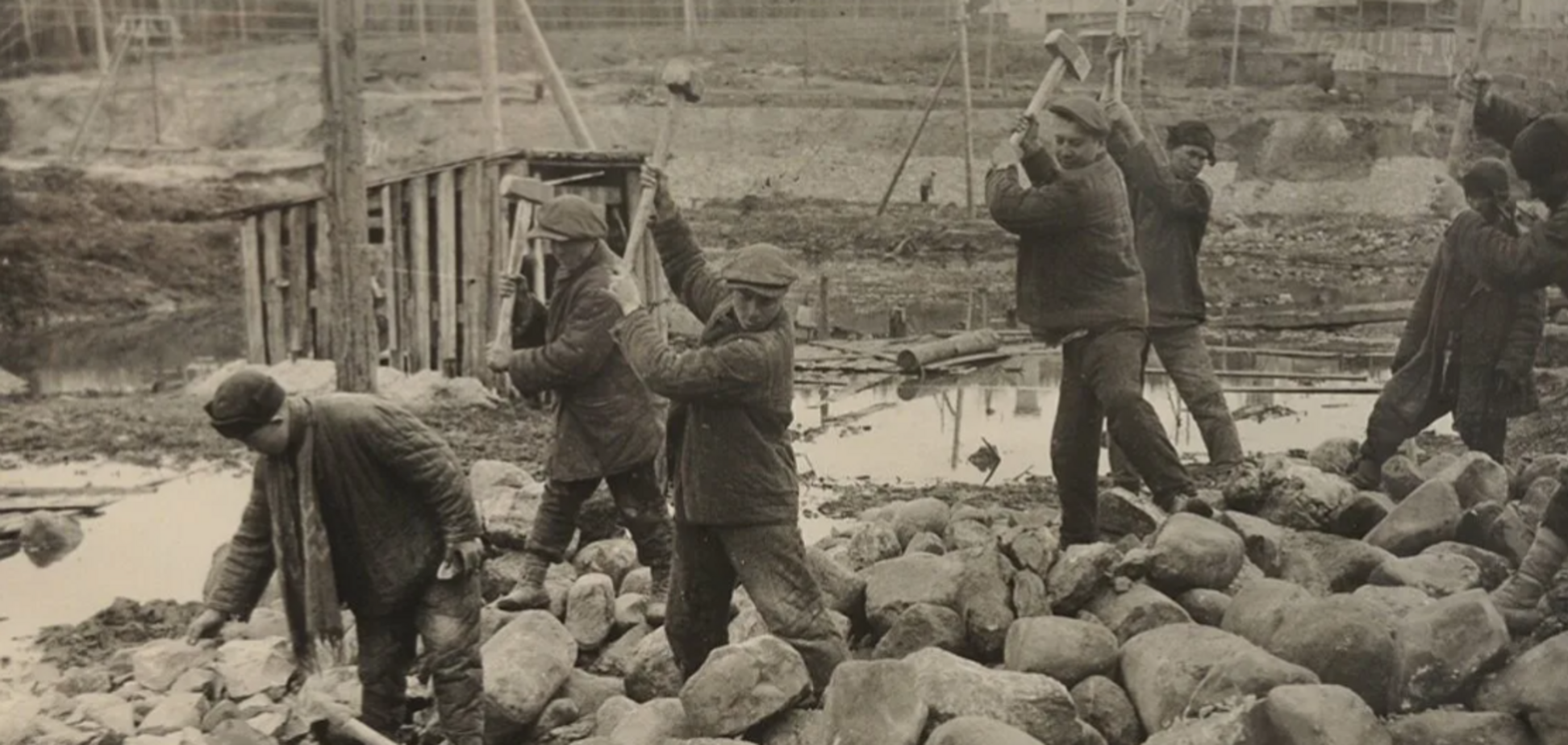 Лозунги, концлагеря, демонстрации: в чем невероятно были похожи диктаторы Сталин и Гитлер