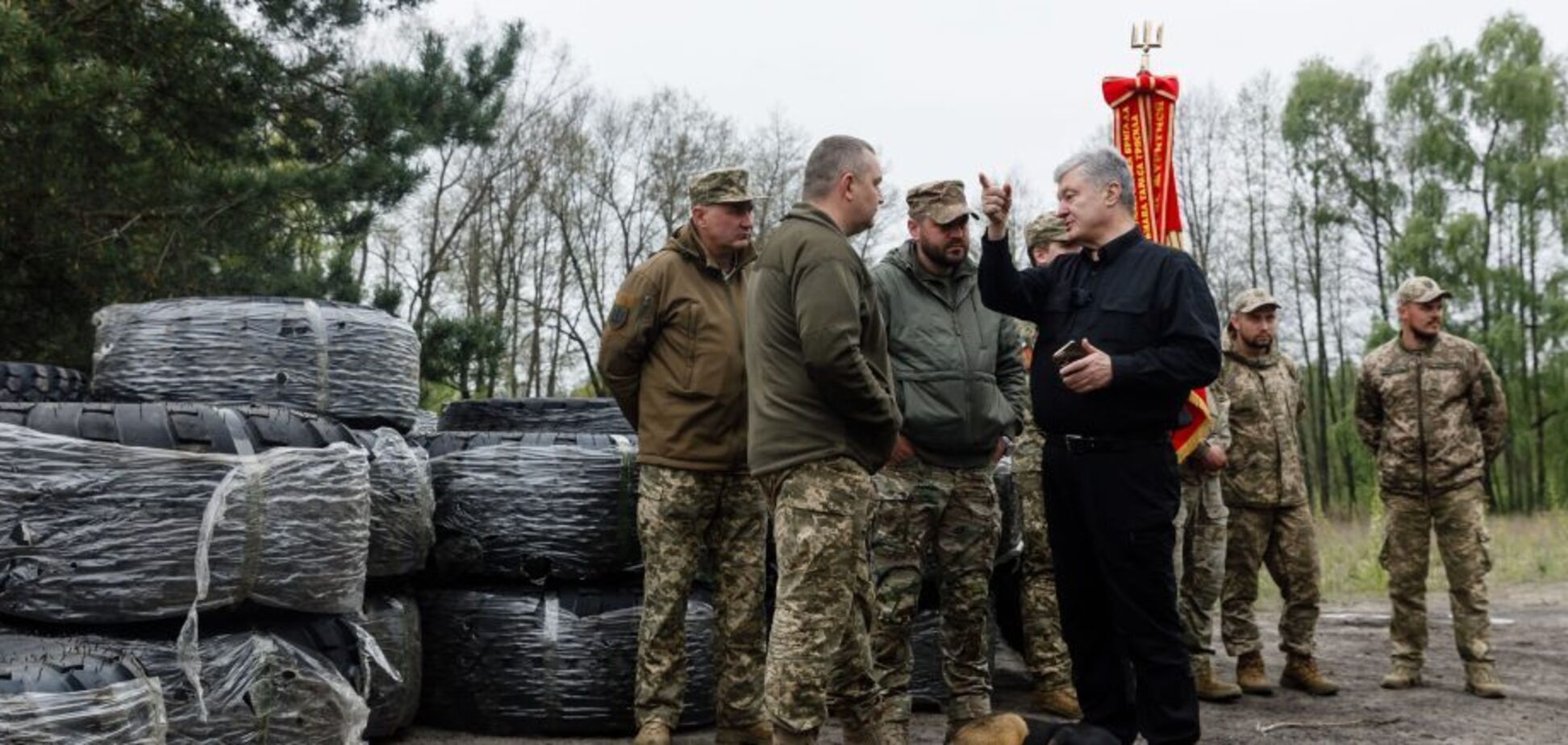 Порошенко привез в артбригады детекторы дронов 'Цукорок', шины и шиномонтажную мастерскую