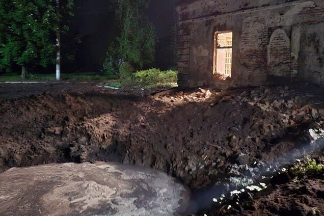 Ракеты попали в землю: армия РФ атаковала медучреждение в Харькове, в котором было более 1000 человек