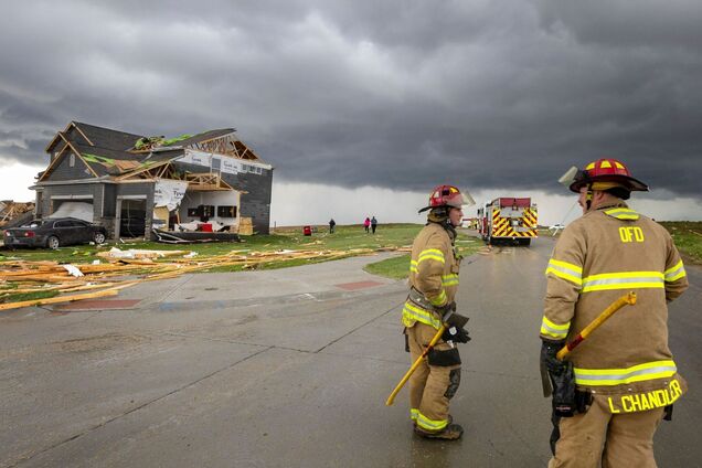 У США вирує могутній торнадо: стихія зносить усе на своєму шляху, є постраждалі. Фото та відео