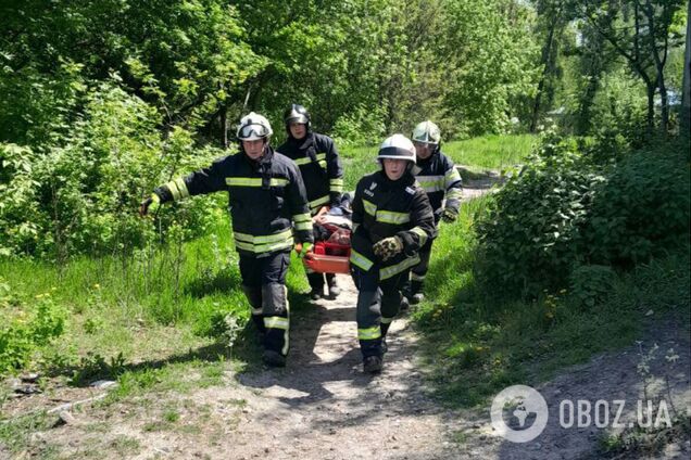 Рятувальники дістали чоловіка із ями