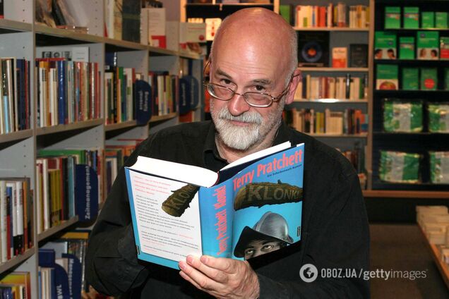 Создатель плоской 'Земли' и апостол кошачьего Бога: самые интересные факты из жизни Терри Пратчетта
