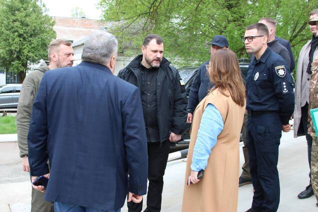 ’Прежде всего – безопасность’: министр МВД в Черкассах и Чернигове встретился с руководителями ОВА