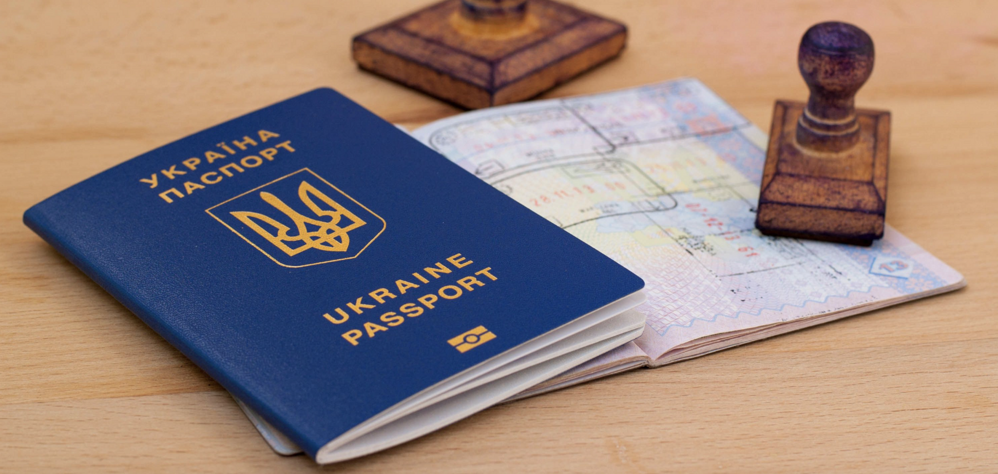 Кого стосуються обмеження щодо видачі документів консульствами України за кордоном: роз'яснення юриста
