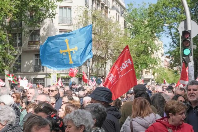 Тисячі людей вийшли в Іспанії умовити прем'єра Педро Санчеса залишитись
