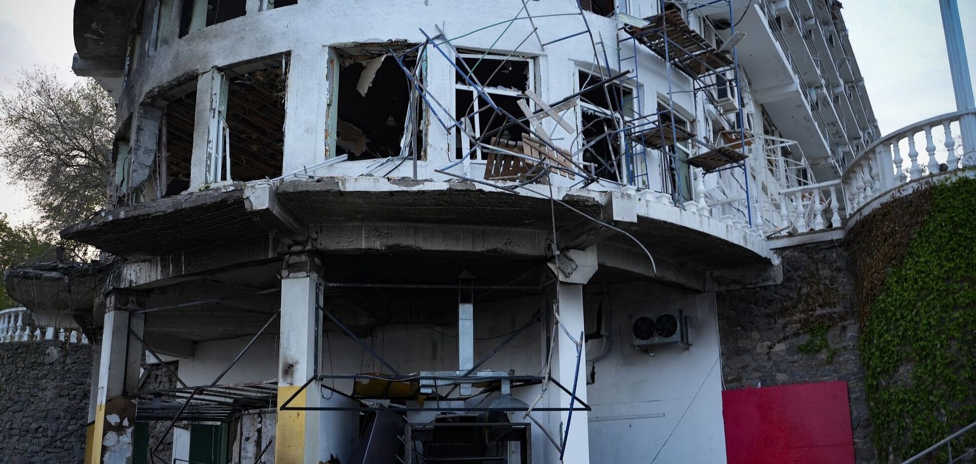 Окупанти атакували Миколаїв: пошкоджено два готелі й об'єкт інфраструктури. Фото й відео