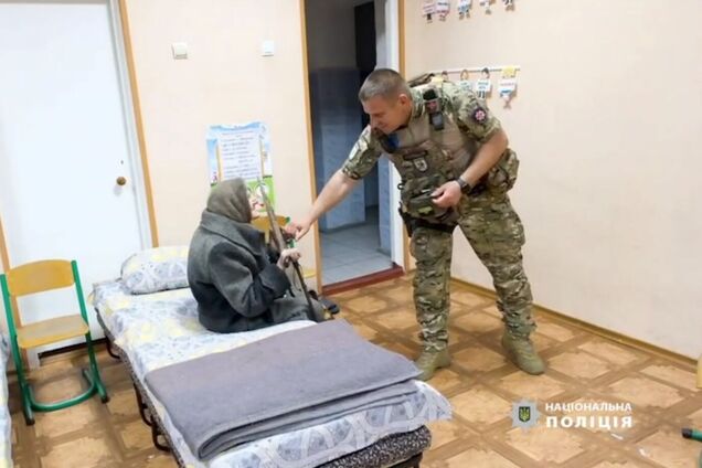 Без еды и воды: 98-летняя женщина пешком вышла из оккупированной части Очеретино. Видео