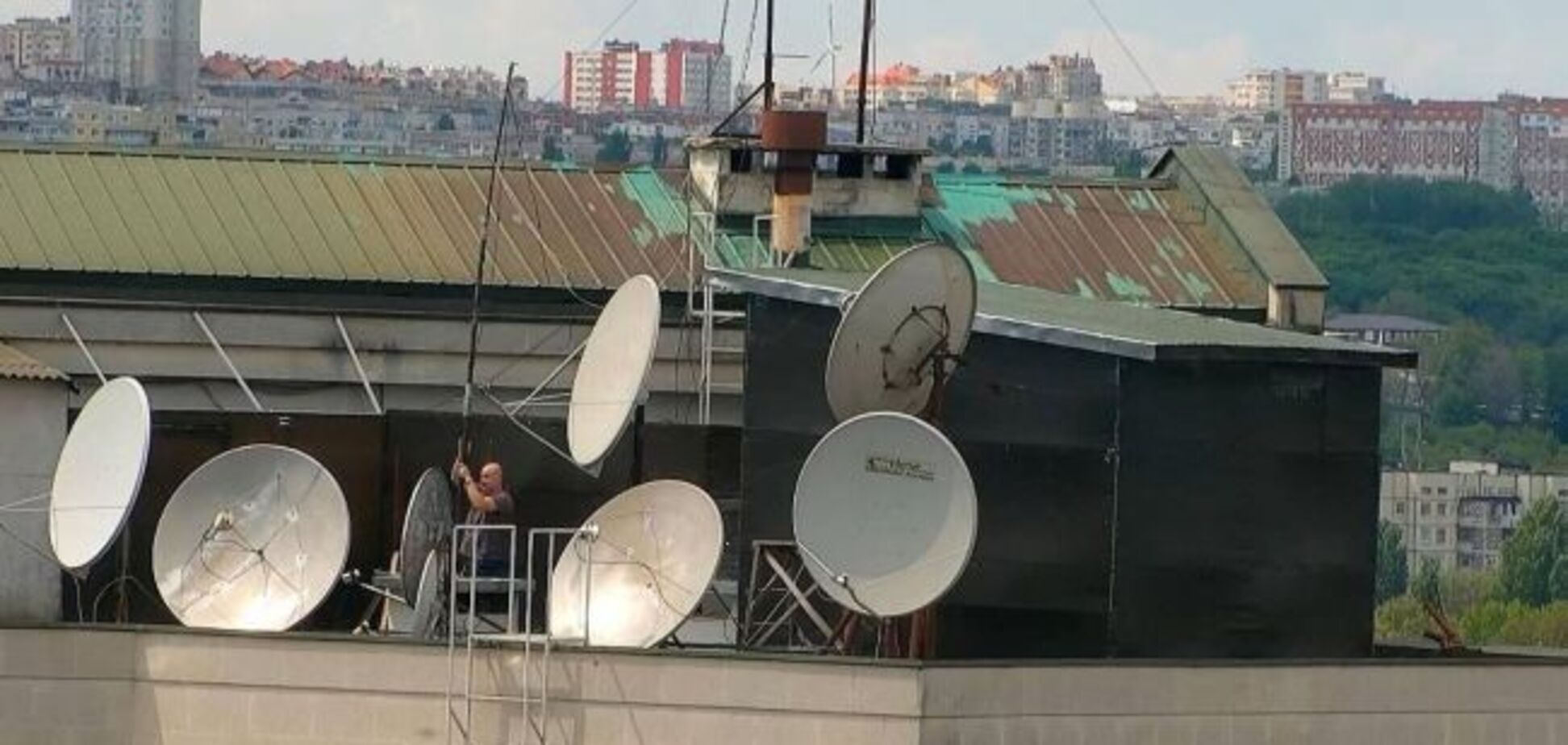 Антенны на российских посольствах в ЕС могут быть направлены на определенных людей. Интервью с Огрызко