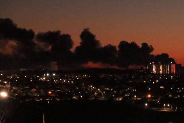 У російському Курську пролунали вибухи: над містом видніється червона заграва. Фото і відео
