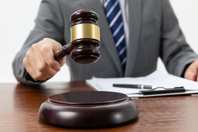 Казав, що забрав 'своє': на Рівненщині суд зобов'язав чоловіка, який обікрав сестру, читати 'Кайдашеву сім'ю'